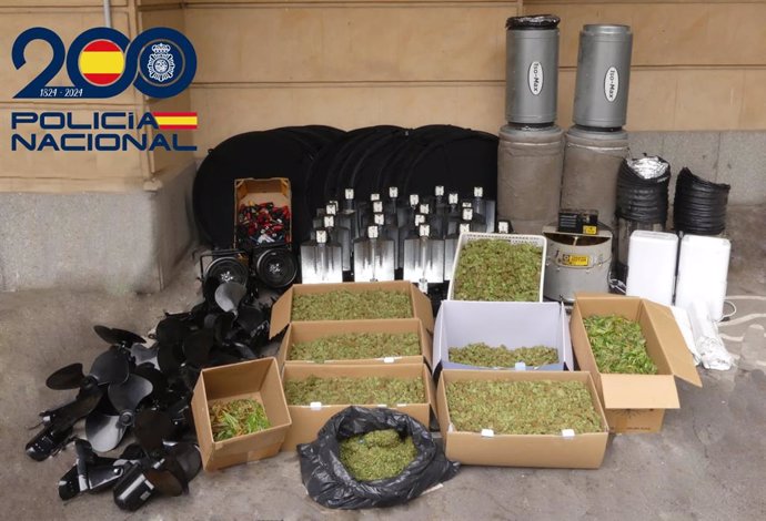 Material y droga intervenidos en la operación en Salamanca