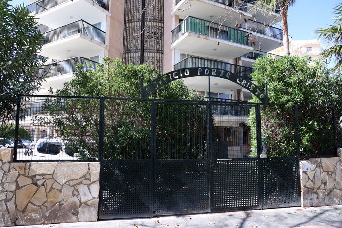 La entrada al edificio, donde un niño de cuatro años ha muerto al quedarse encerrado en la secadora de su vivienda, a 1 de marzo de 2024, en Magaluf, Mallorca (España).