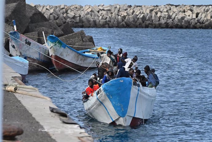 Varios migrantes llegan al puerto de La Restinga, a 4 de febrero de 2024, en El Hierro, Santa Cruz de Tenerife, Tenerife, Canarias (España).