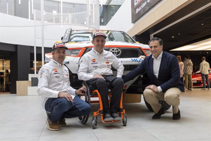 Isidre Esteve junto a su copiloto Txema Villalobos en la presentación de los equipos para la temporada 2024 de Toyota España
