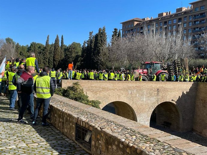 Los agricultores han bloqueado el acceso principal a La Aljafería.