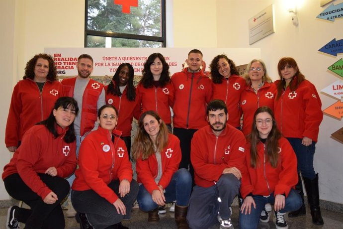 Miembros del equipo multidisciplinar de Cruz Roja en León que presta asistencia a los refugiados ucranianos que llegan a la provincia