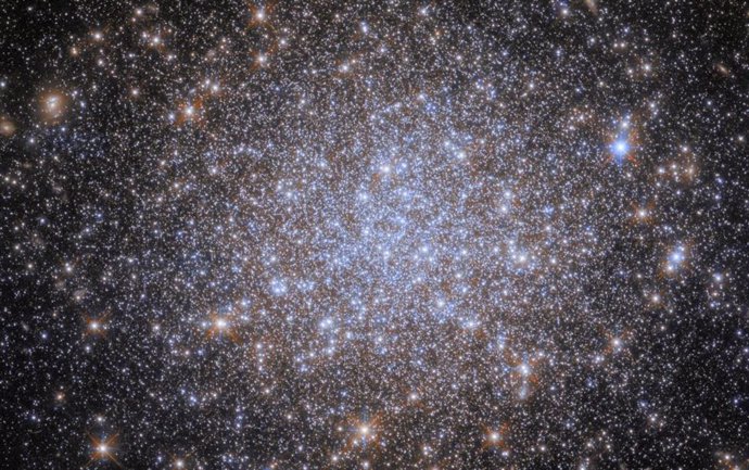 Esta imagen del Telescopio Espacial Hubble de NASA/ESA muestra un grupo de estrellas densamente poblado, el cúmulo globular NGC 1841.