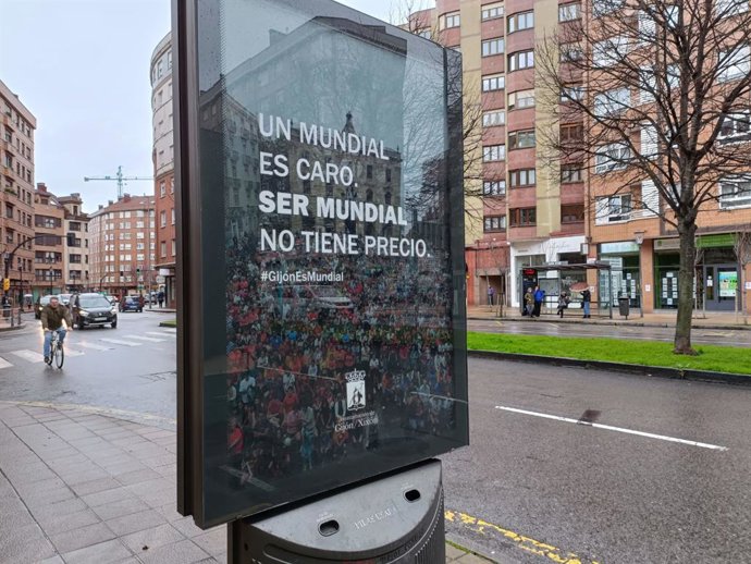 Mupi con un cartel de la campaña del Ayuntamiento gijonés sobre la renuncia a la candidatura para el Mundial de Fútbol de 2030, situado en la avenida del Llano (Gijón).