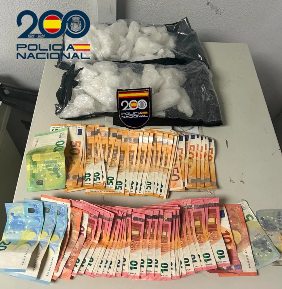 Sucesos.- Cuatro detenidos 'in fraganti' mientras se pasaban droga en una calle de Carabanchel