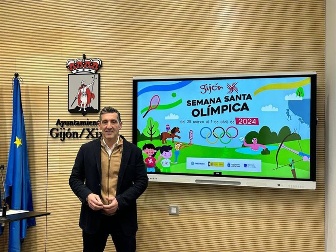 El concejal de Deportes y Educación del Ayuntamiento de Gijón, Jorge Pañeda (PP), presenta el programa de vacaciones deportivas de Semana Santa.