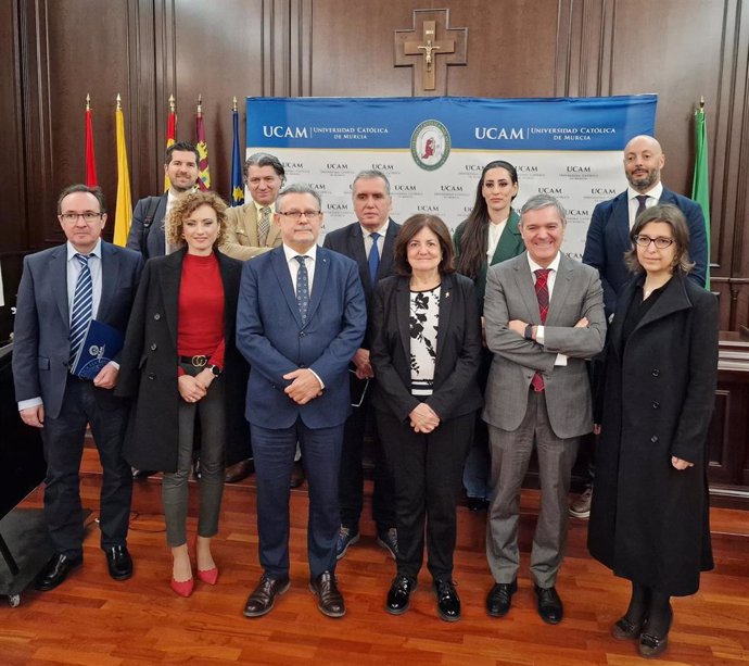 Foto de familia con miembros de la UCAM y del Colegio de Graduados Sociales tras la firma del convenio