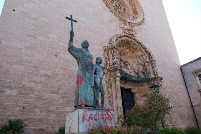 Archivo - La estatua de Juníper Serra, situada en la plaza Sant Francesc de Palma, con pintadas de "racista" tras ser derribada 
