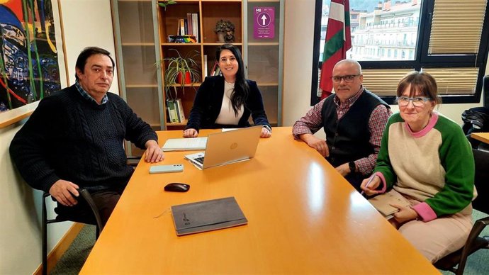 La diputada de Movilidad, Turismo y Ordenación del Territorio, Azahara Domínguez, se reúne con la Federación de Asociaciones de Vecinos de Irun