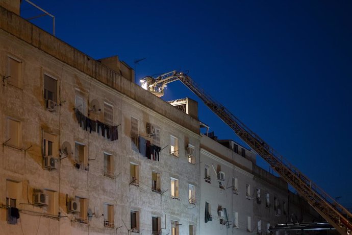 Los bomberos de la Generalitat de Catalunya trabajan en el hallazgo de los desaparecidos en el derrumbe de un edificio, a 7 de febrero de 2024, en Badalona.