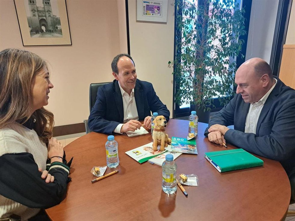 Reunión entre la ONCE y la Junta de Cofradías, para que personas invidentes participen como costaleros en las procesiones de Semana Santa