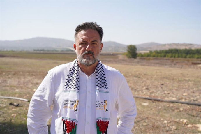 Imagen del eurodiputado y miembro de IU, Manu Pineda, en la frontera del Líbano.