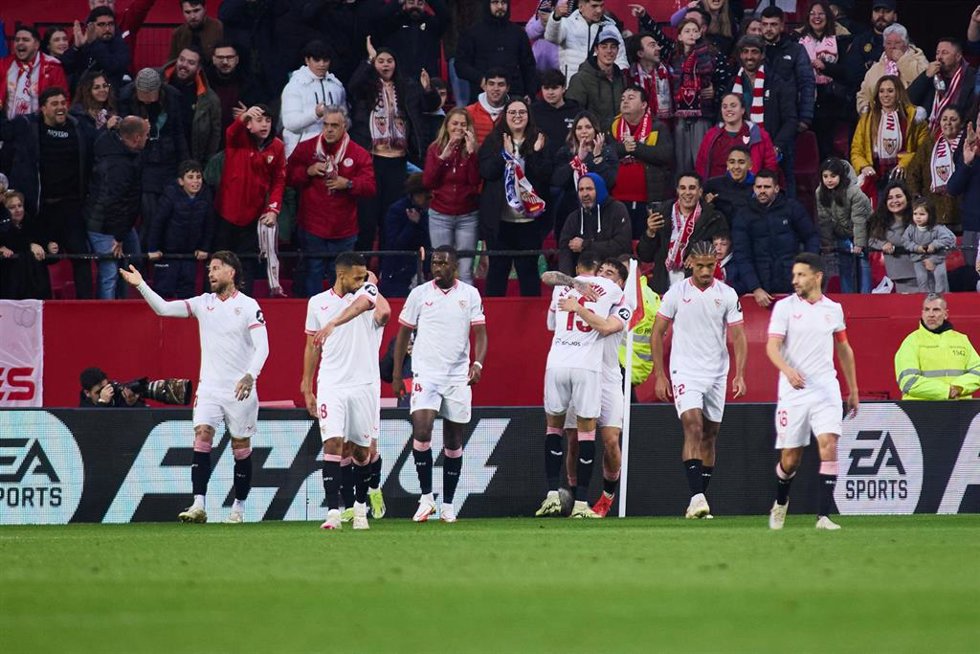 Los jugadores del Sevilla celebran un gol