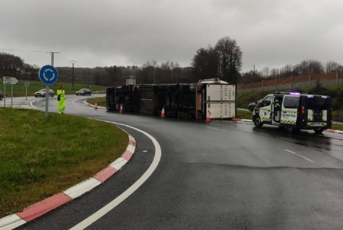 Herida la conductora de un camión de jamones al salirse de la vía en Carballedo (Lugo)
