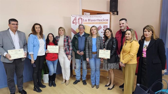 Imagen de la entrega de diplomas y del reconocimiento de La Huertecica al Grupo Hefame