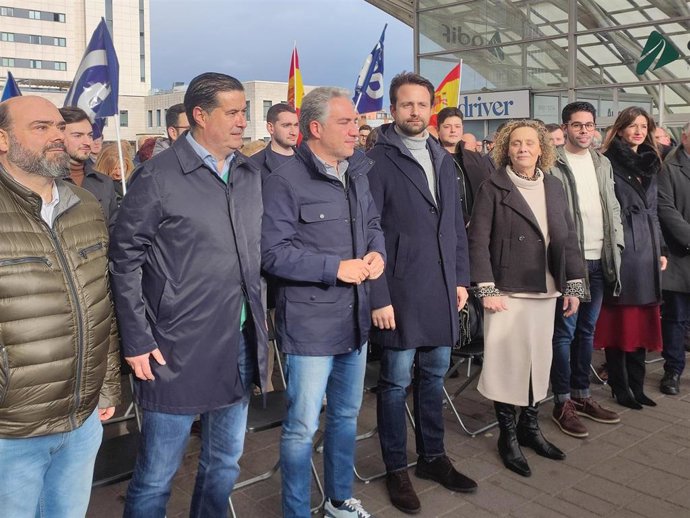 Elías Bendodo y Álvaro Queipo en un acto del PP en Oviedo para presentar la 'Ruta por la Igualdad'