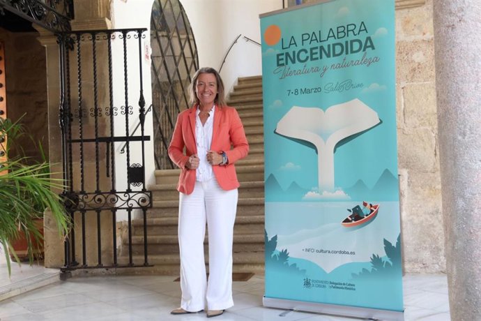 La teniente de alcalde delegada de Cultura, Isabel Albás, con el cartel del ciclo 'La palabra encendida'.