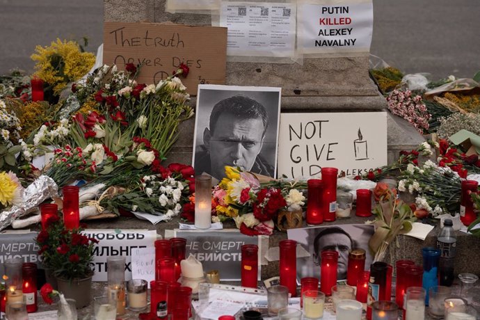 Imatge d'arxiu de flors i veles dipositades en record a l'opositor rus Alexei Navalni.