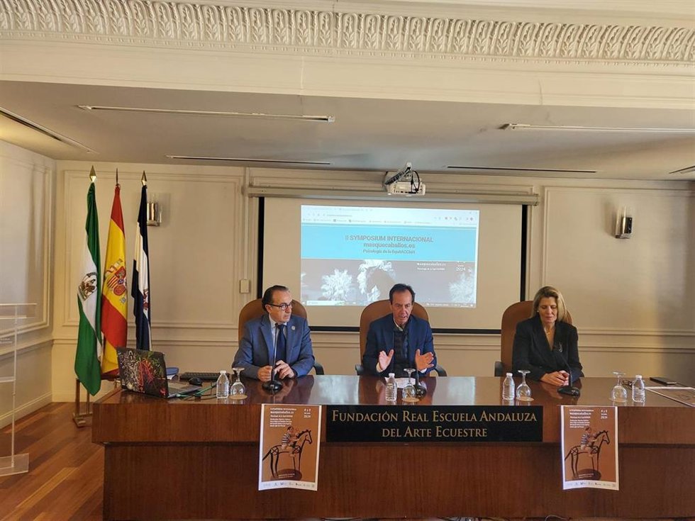 El profesor de la Universidad de Huelva, Manuel Acosta Contreras, la consejera delegada de la Yeguada de la Cartuja Hierro del Bocado, Judit Anda Ugarte, y el director de la Real Escuela, Rafael Olvera.