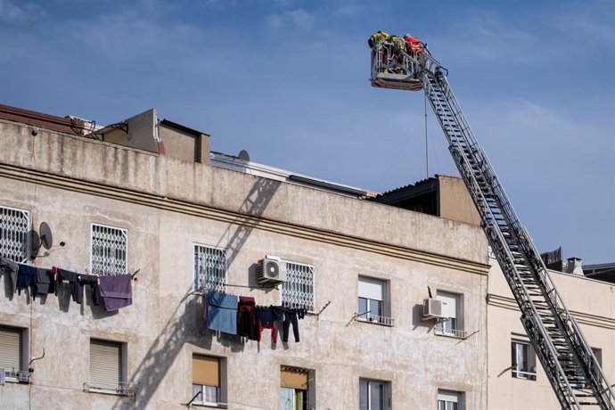 Varios agentes del cuerpo de Bomberos trabaja tras el derrumbe de un edificio en Badalona, a 6 de febrero de 2024, en Badalona (Barcelona)
