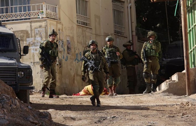 Archivo - JENIN, Nov. 29, 2023  -- Israeli soldiers are seen during a raid in the West Bank city of Jenin, on Nov. 29, 2023. At least two Palestinian children were killed by Israeli army gunfire during its raid on the West Bank city of Jenin and its refug