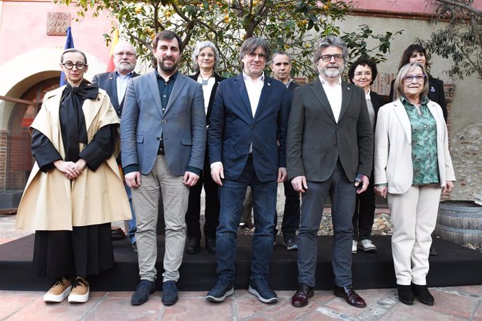 El expresidente de la Generalitat, Carles Puigdemont (c), y el resto de consellers durante el acto de presentación del nuevo gobierno del Consejo de la República.