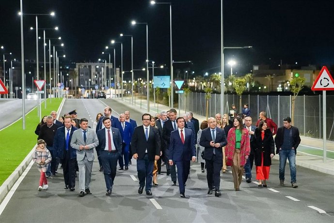 Autoridades pasean por la nueva Avenida de La Inmaculada de Huércal-Overa.