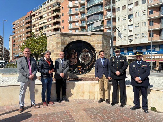 Las autoridades posan delante del rehabilitado monumento a la Policía Nacional en Jaén.