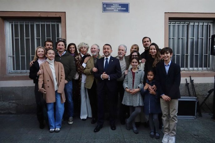 Los hermanos Ríos y sus familiares posan junto al rótulo que a partir de ahora da nombre a una de las calles del barrio Salamanca, en Santa Cruz de Tenerife