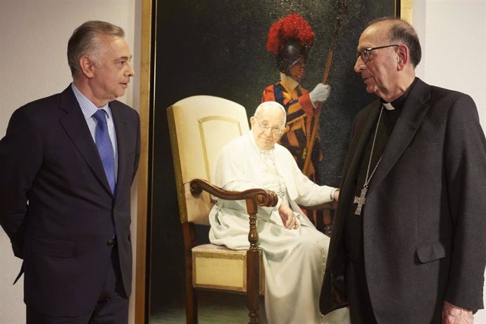 El director de 'Plano General', Genaro Castro, y el cardenal Juan José Omella, durante una entrevista