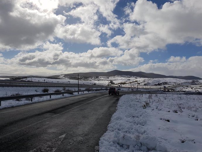 Archivo - Carretera nevada en Cantabria