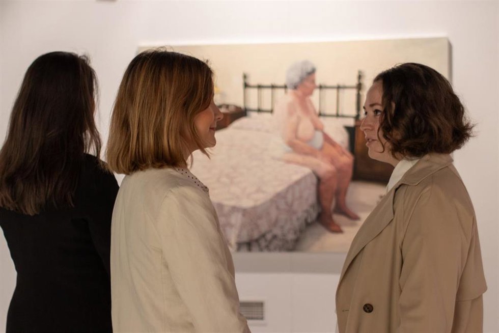 La autora de la exposición, Virginia Bersabé, conversa con la edil de Igualdad, Blanca Gastalver.