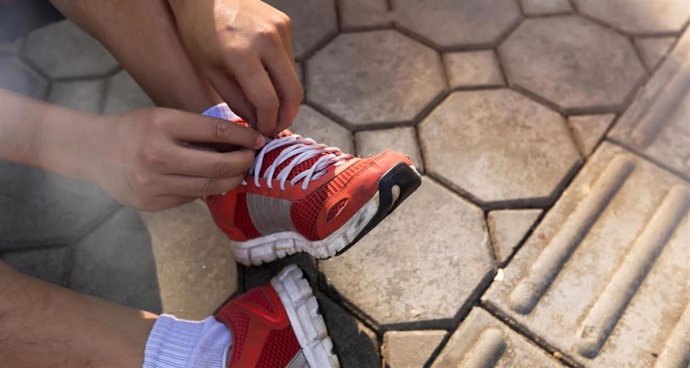 Un deportista se coloca bien el zapato.