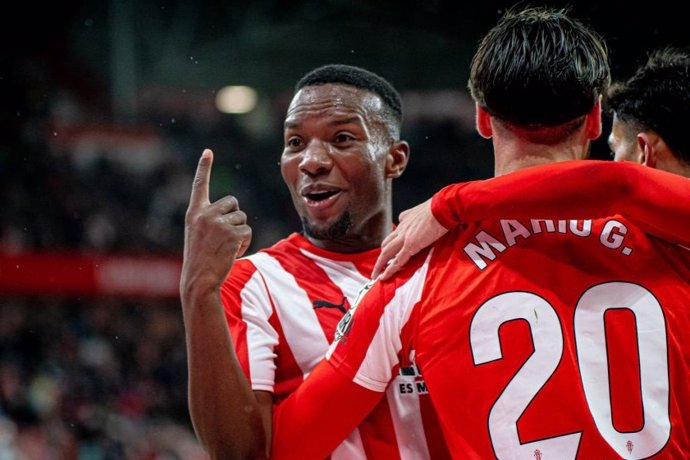 Juan Otero celebra un gol con el Real Sporting.