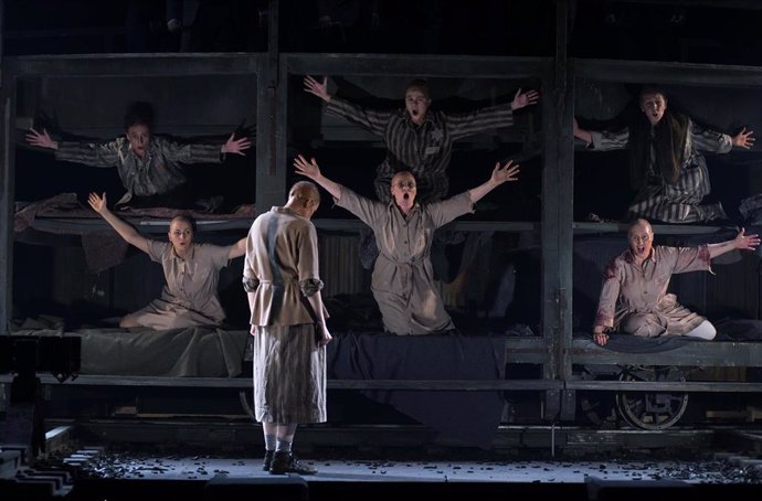 La memoria del Holocausto navega por el Teatro Real con la ópera 'La Pasajera'
