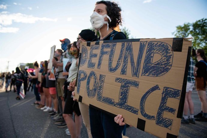 Archivo - July 3, 2020, Aurora, Colorado, USA: Protesters blocked all the streets leading to the Aurora Police Department.