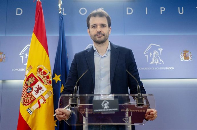 El diputado y portavoz adjunto de Podemos, Javier Sánchez Serna,  durante una rueda de prensa, en el Congreso de los Diputados, a 13 de febrero de 2024, en Madrid (España).