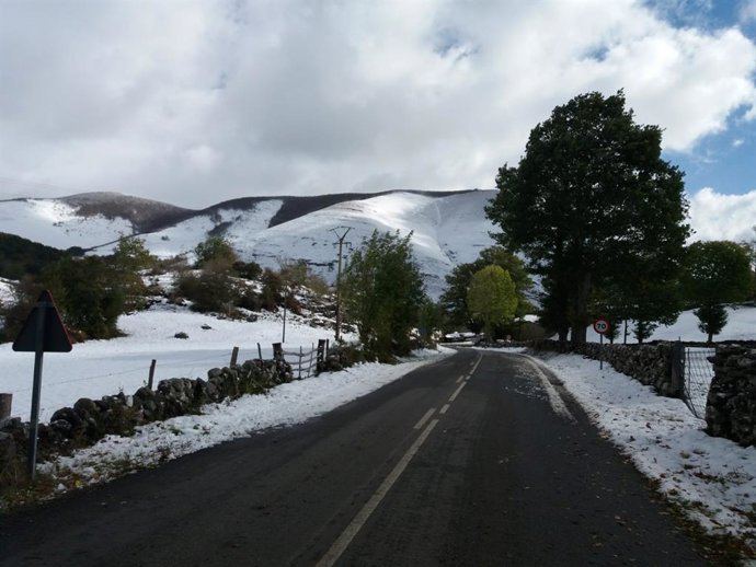 Archivo - Carretera con nieve