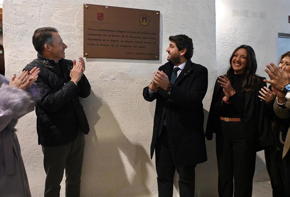 El presidente del Gobierno regional, Fernando López Miras, acompañado por el alcalde de Lorca, Fulgencio Gil