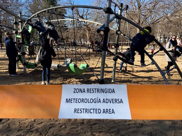 Archivo - Un parque infantil restringido al paso con una cinta tras activarse la alerta naranja por meteorología adversa, en el parque de El Retiro