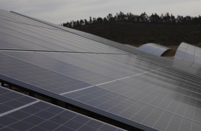 Archivo - Paneles solares en zona rural
