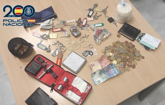 Efectos encontrados en la mochila del autor de los hurtos en Granada.