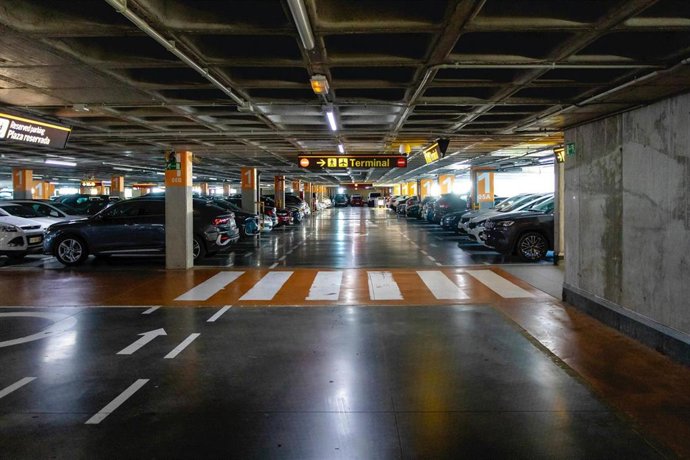 Archivo - Aparcamiento del aeropuerto de Sevilla.