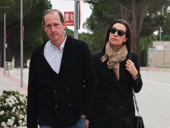 Bruno Gómez-Acebo y Bárbara Cano de la Plaza en la capilla ardiente de Fernando Gómez-Acebo, en el Tanatorio Parcesa La Paz, a 02 de Marzo de 2024, en Alcobendas, Madrid (España).