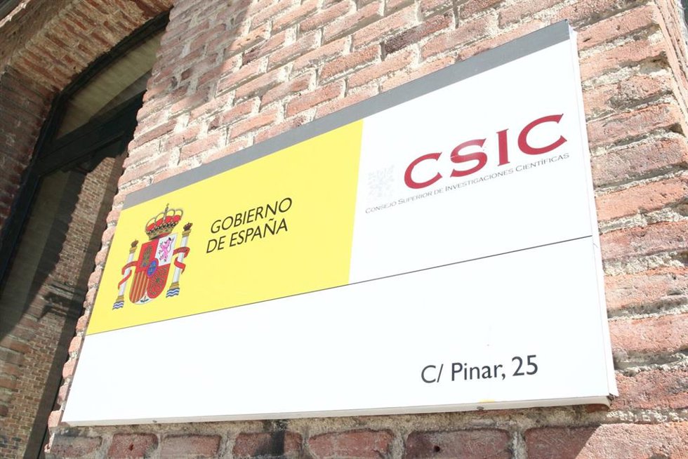 Archivo - Cartel de entrada del Consejo Superior de Investigaciones Científicas (CSIC)