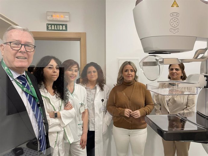 Las autoridades y profesionales observan el nuevo mamógrafo instalado en el Hospital de Alcaudete.