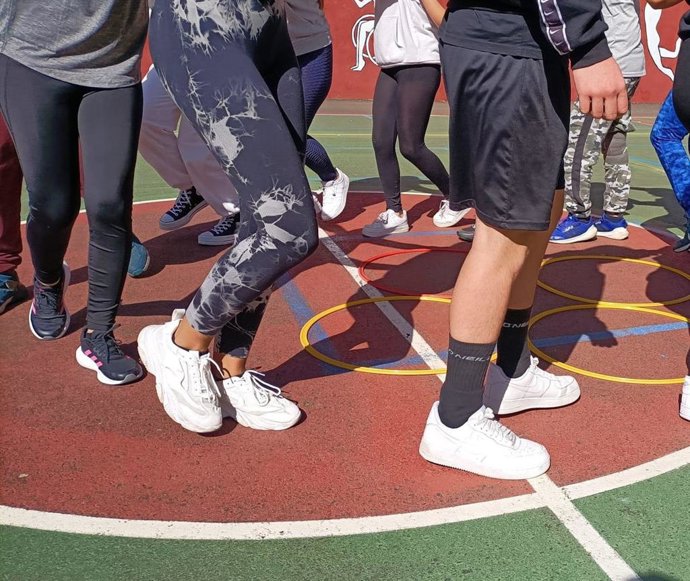 El Cabildo de Tenerife ha puesto en marcha el proyecto 'Quédate' con el objetivo de promover la convivencia y prevenir el absentismo escolar. Esta iniciativa forma parte de 'Tenerife Joven y Educa', que desarrolla programas dirigidos a la juventud