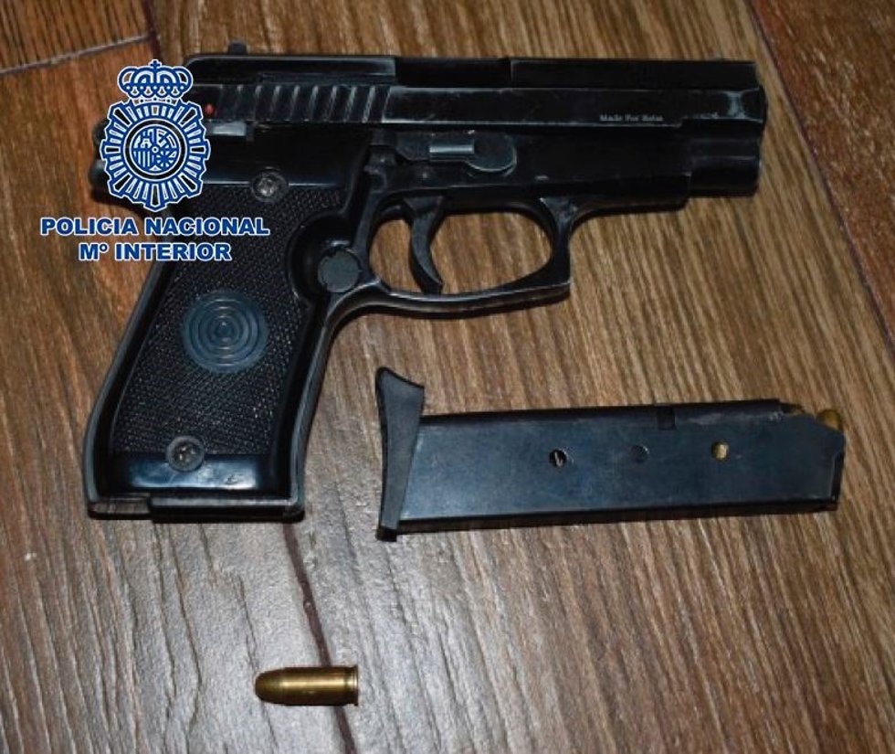 Archivo - Imagen de archivo de una pistola intervenida por la Policía Nacional