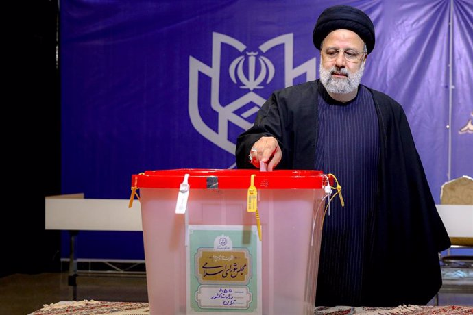 El presidente de Irán, Ebrahim Raisi, vota en las elecciones legislativas 