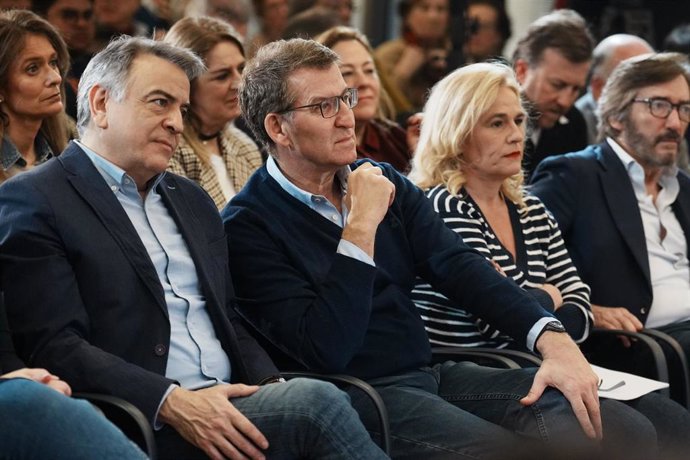 El líder de los populares vascos, Javier de Andrés (i), el presidente del PP, Alberto Núñez Feijóo (2i) durante la presentación oficial de Javier de Andrés como candidato a Lehendakari, en el Palacio Euskalduna, a 2 de marzo de 2024, en Bilbao, Vizcaya, 